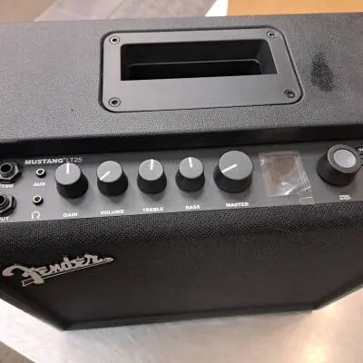 Fender Mustang LT25 2